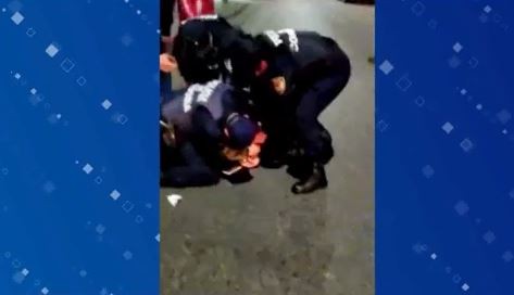 Intentaba estafar con dólares falsos, la descubrieron y se tragó los billetes