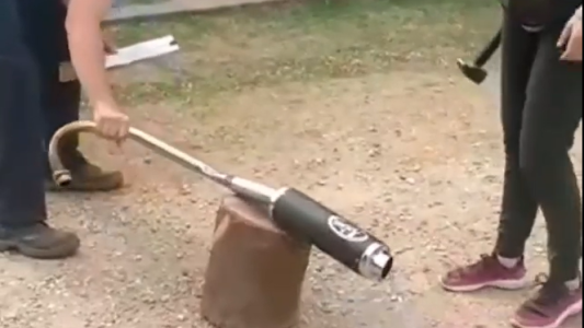 Le secuestraron la moto por ruidos molestos y la obligaron a romperle el caño de escape