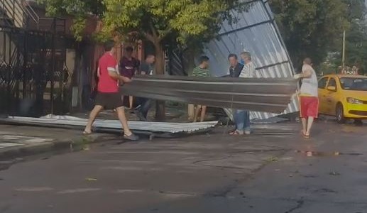 Tormenta en Córdoba: el viento voló un techo de chapa en barrio Patricios