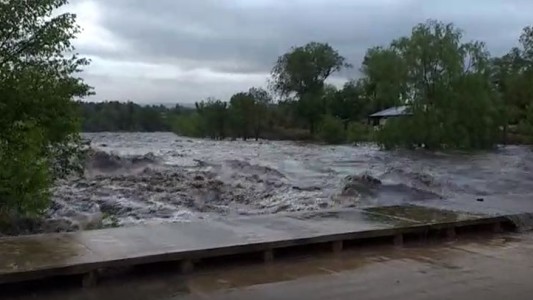 VIDEO: fuerte creciente ingresó al río Santa Rosa y llegó al puente La Olla