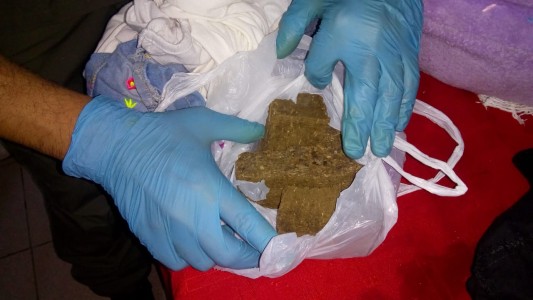 Detienen a una mujer que ocultaba cocaína y marihuana en un pañal