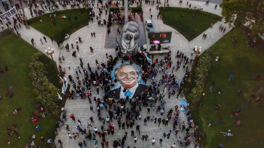 Tras la polémica en Mardel, ahora pintaron un mural de Néstor Kirchner en Plaza de Mayo