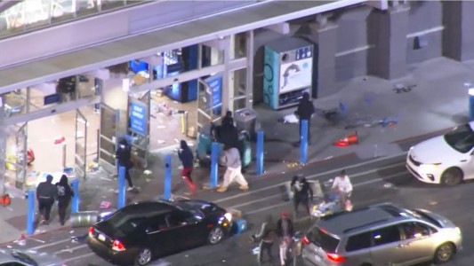 Saqueos en otra noche de protestas en Filadelfia