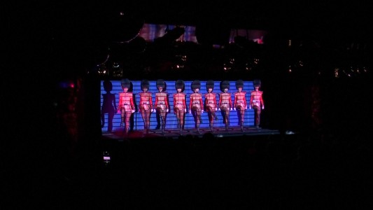 El cabaret parisino es vespertino por el toque de queda