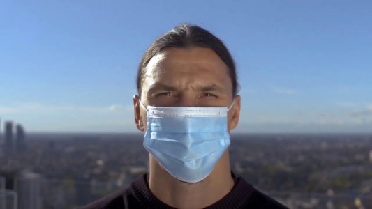 Ibrahimovic promociona las mascarillas: "No eres Zlatan, no retes al virus"