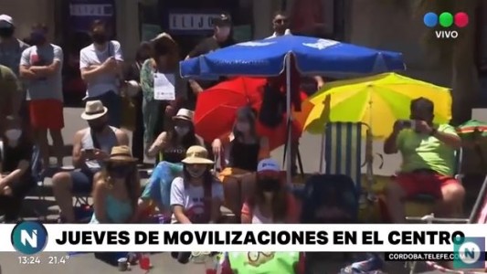 Una playa en el centro: la particular protesta de las agencias de turismo