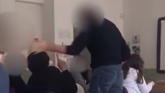 Video: un profesor le pegó a un alumno por no usar tapaboca