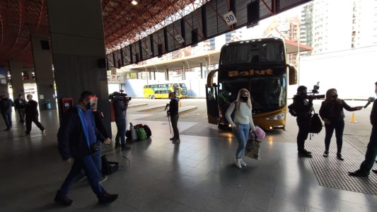 Emoción y lágrimas en la llegada del primer colectivo de larga distancia