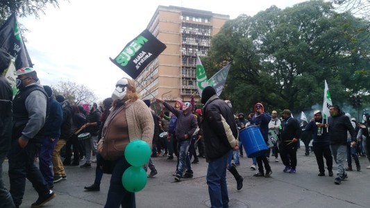 Siete puentes cortados por sorpresivas protestas salariales de empleados municipales