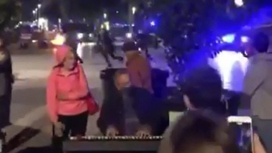 Video: pianista tocó en medio de los disturbios en Barcelona