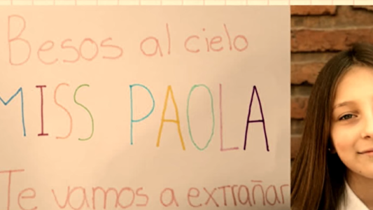 El emotivo homenaje a la profesora Paola Tacacho por parte de sus alumnos