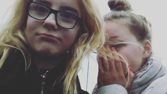 Dejó a su hija de 13 años moribunda y se fue a un bar: la condenaron a 3 años de prisión