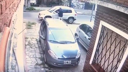 Video: le robaron el auto pero le dejaron bajar la silla de ruedas de su hijo