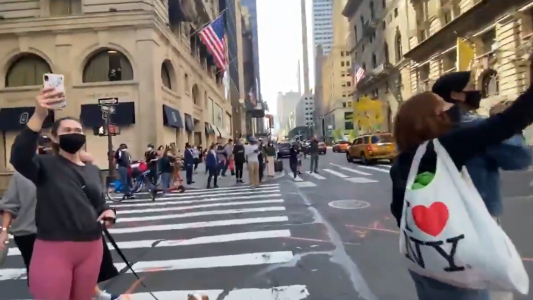 Con bocinas y cacerolas, norteamericanos celebran la elección  frente a la Torre Trump