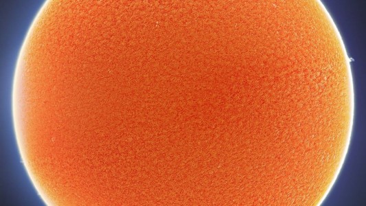 Captan el momento en que la Estación Espacial Internacional pasa frente al sol y la luna