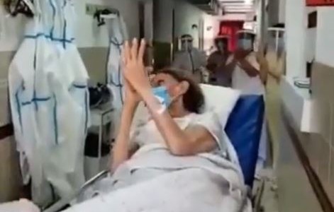 Video: Emoción del personal de salud ante el alta de una mujer de 90 años que se recuperó de Covid-19