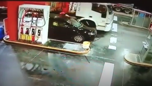 Una mujer quedó aplastada entre un camión y un auto y se salvó de milagro