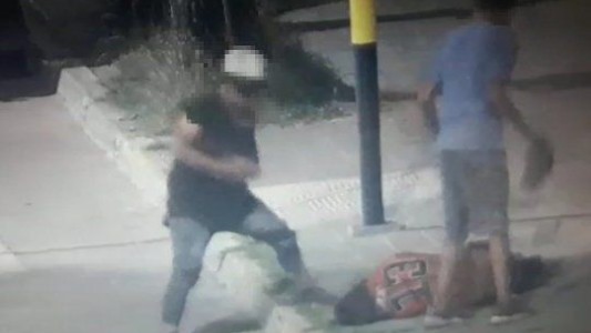Video: brutal ataque a un malabarista callejero en Pergamino