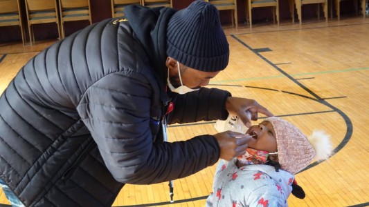 EE.UU.: cierran escuelas y vuelven restricciones por nuevo pico de coronavirus