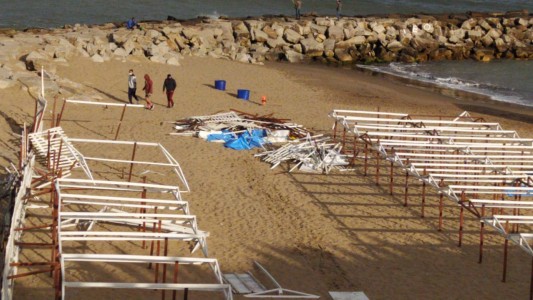 Video: un grupo defensor de la playa pública destrozó un balneario en Mar del Plata