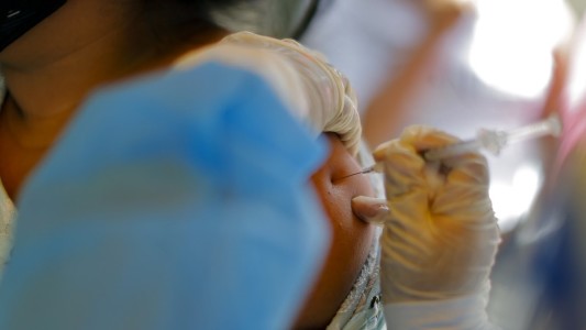 Según la OMS, la vacuna no bastará para vencer al coronavirus