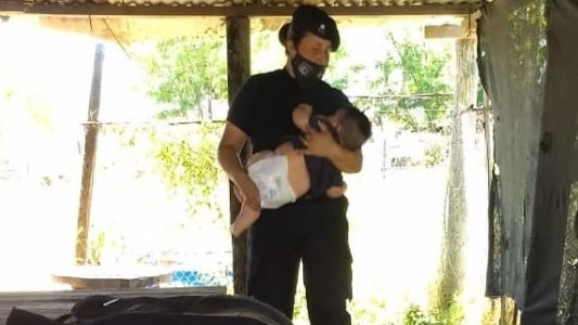 Una policía amamantó a un bebé que lloraba de hambre