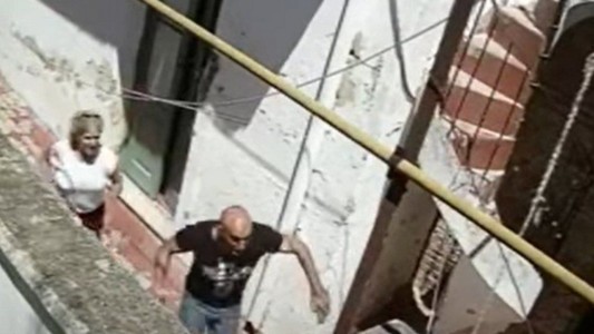Video: atacó a una vecina con un cuchillo para que deje la casa