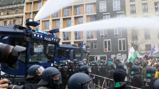 Dispersan con agua a manifestantes anticuarentena en Berlín