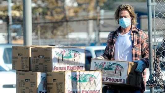 Brad Pitt solidario: repartió cajas de alimentos a familias de bajos ingresos