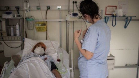 A dos semanas del final del aislamiento, Francia ya analiza estirar la medida