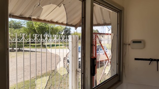 FOTOS - Pedradas contra la empresa cuyos dueños pidieron desalojar terrenos en Estación Ferreyra