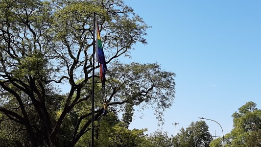 Quemaron la bandera de la diversidad: denuncian cuarto acto de vandalismo