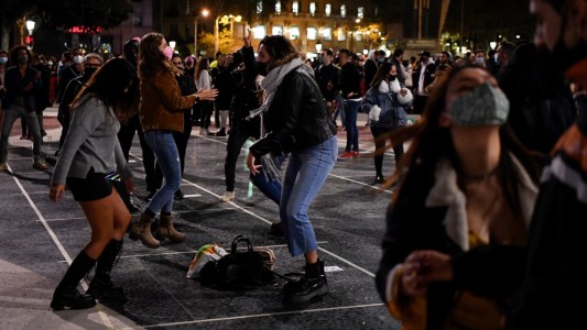 Armaron una disco al aire libre para reclamar contra las restricciones nocturnas en Barcelona
