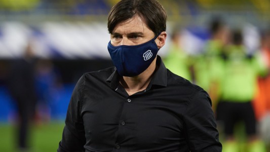 La dura pelea entre Kudelka y Cacique Medina al final del partido