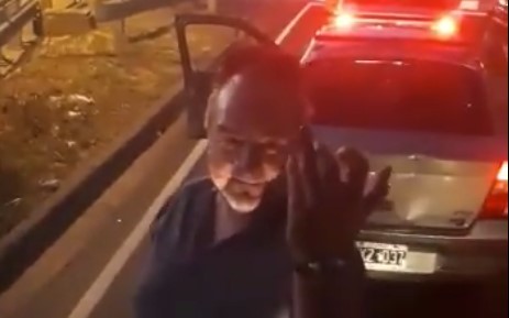 Video: tras un accidente de tránsito un hombre golpeó a un colectivo con un criquet