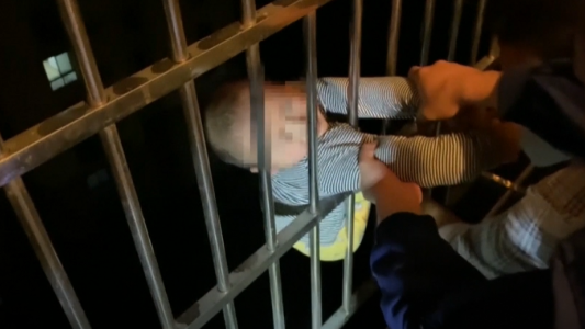 Desesperante rescate de un niño que caía de un edificio en China