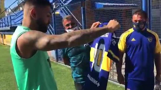 A un año de la final entre River y Flamengo por la Libertadores, Boca le regaló una camiseta a Gabigol