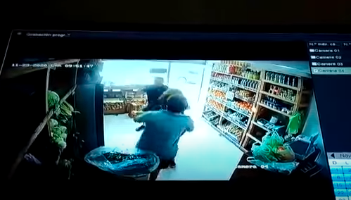 Video: un hombre golpeó brutalmente a una verdulera porque no le gustó la mercadería que le vendió