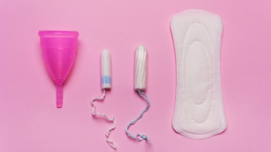 Primer país en aprobar ley de acceso gratuito universal a productos menstruales