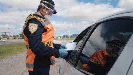 Encontraron $7.6 millones tras revisar el baúl del auto de un hombre que dijo ser remisero
