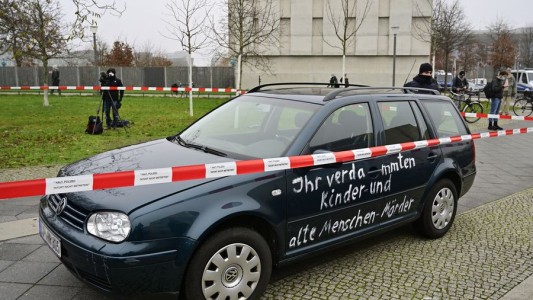 Un hombre estrelló su automóvil contra la sede del gobierno de Angela Merkel en Alemania