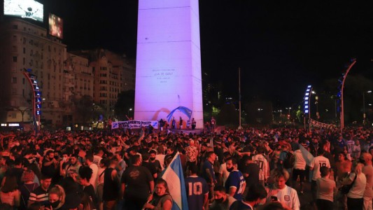 Conmovedor y estruendoso "aplausazo" en honor a Diego