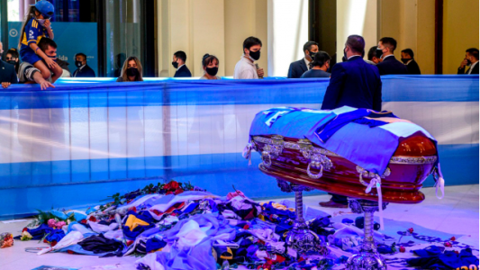 Repudiable: se sacaron fotos con el cuerpo de Maradona en el cajón y las hicieron virales