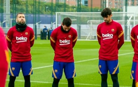 Con un minuto de silencio, Messi recordó junto al plantel del Barcelona a Diego Armando Maradona
