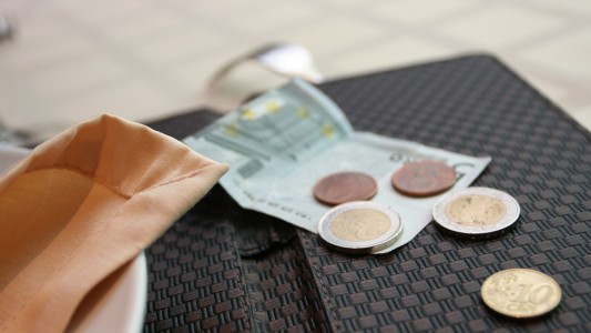 Estados Unidos: dejó 3.000 dólares de propina en un bar que estaba por cerrar sus puertas