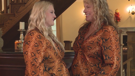 A los 62 años espera un bebé gracias a la donación de óvulo de su hija, que también está embarazada