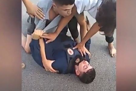 Sampacho: jóvenes redujeron y atacaron a un policía