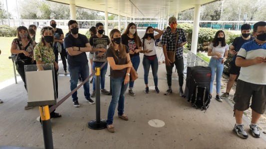 Pasajeros varados por imprevista cancelación de vuelos de Aerolíneas Argentinas