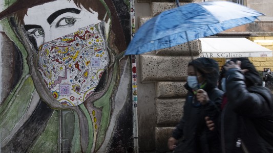 Italia registra 993 muertes por coronavirus, un nuevo récord diario