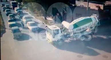 Video del impactante accidente de un motociclista que se debate entre la vida y la muerte